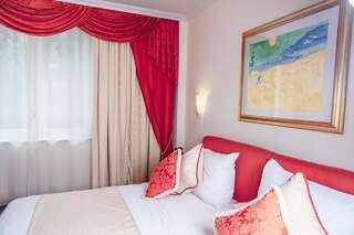 Отель Hotel Pushkin Уральск Двухместный номер Делюкс с 1 кроватью или 2 отдельными кроватями-1
